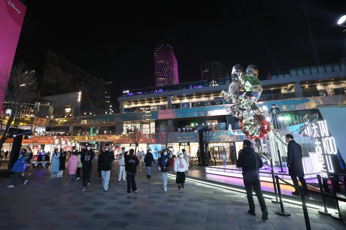 2023年2月6日，三里屯太古里，不少市民来这里逛街购物。 新京报记者 王飞 摄