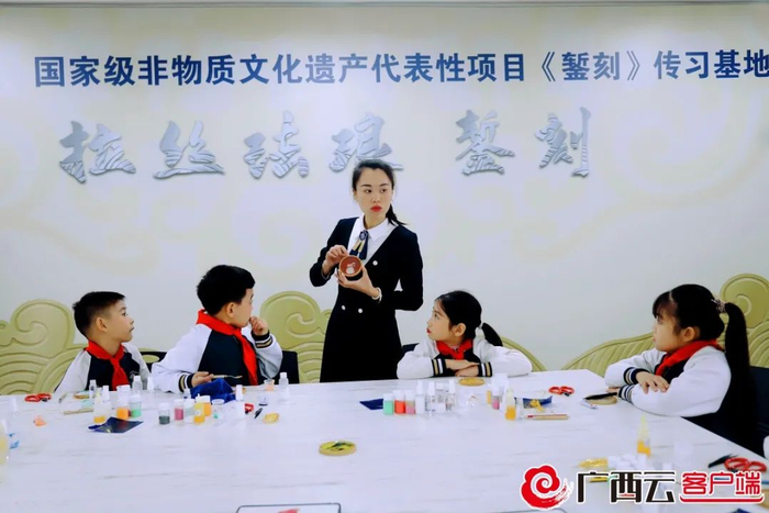 老师教学生用掐丝珐琅制作兔子作品。黄桃 摄