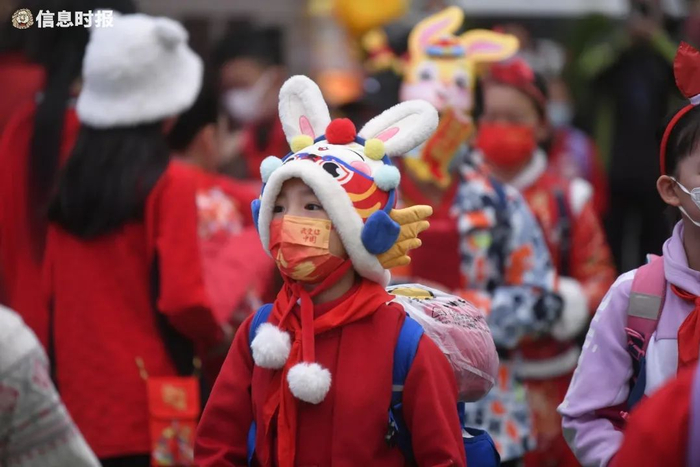 学生戴上兔年特色头罩返学。