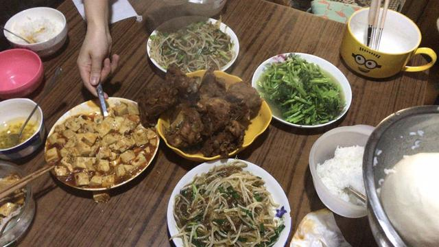 家庭旅馆里的集体就餐。本文图均由澎湃研究所研究员 戴媛媛 摄 