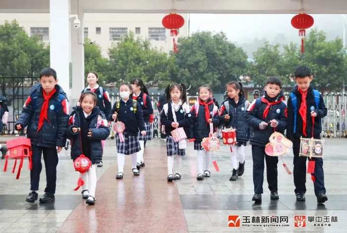在玉东新区第三小学，孩子们带上灯笼回到学校。图源：玉林新闻网