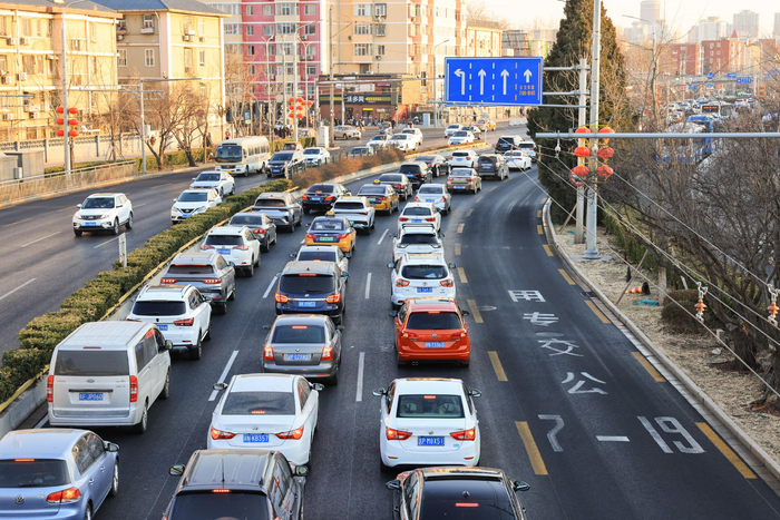 2月4日周六下午，在东城区天坛路北向南方向，拥堵的普通车道和公交专用道形成鲜明对比。