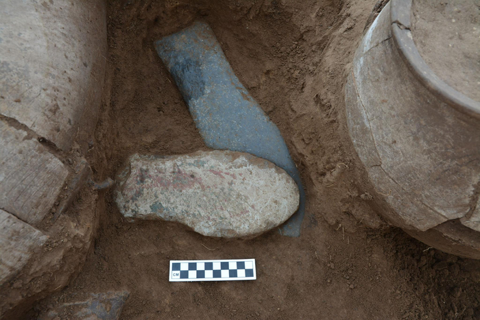 马鞍桥山遗址祭祀坑内发现的石耜。图源：辽宁省文物考古研究院（辽宁省文物保护中心） 