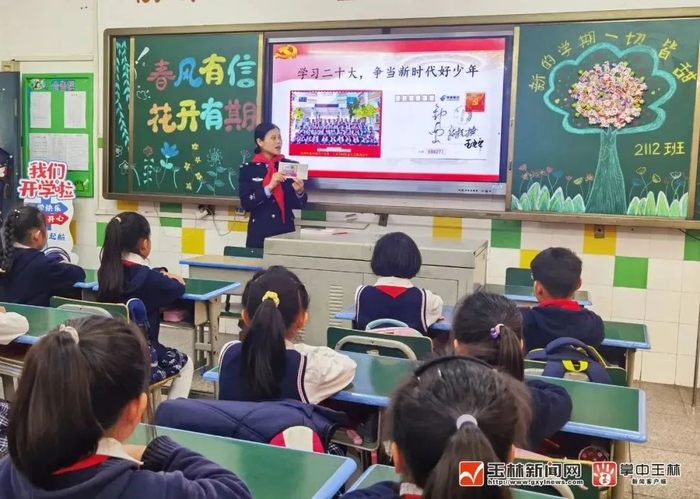 黄墁向学生分享“追星”经历，引导他们正确追星，努力奋斗，做新时代好少年。图源：玉林新闻网