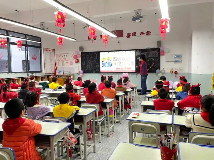 特别的开学第一课：安全用电教育课。图源：崇左广播电视台