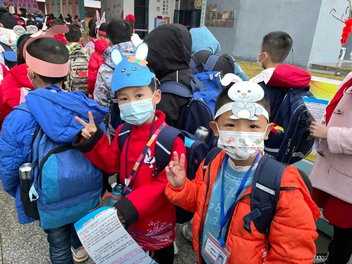 新学期，孩子们戴上自制的可爱兔子头饰。图源：崇左广播电视台