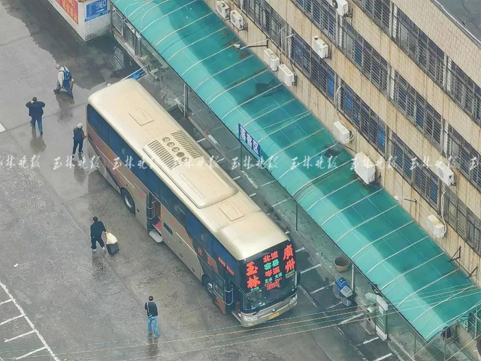 刚到站的大客车。