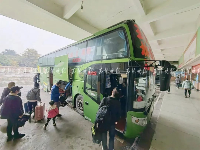 乘客正在登车。