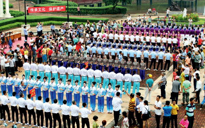 △精彩的调声表演吸引众多群众前来观看。