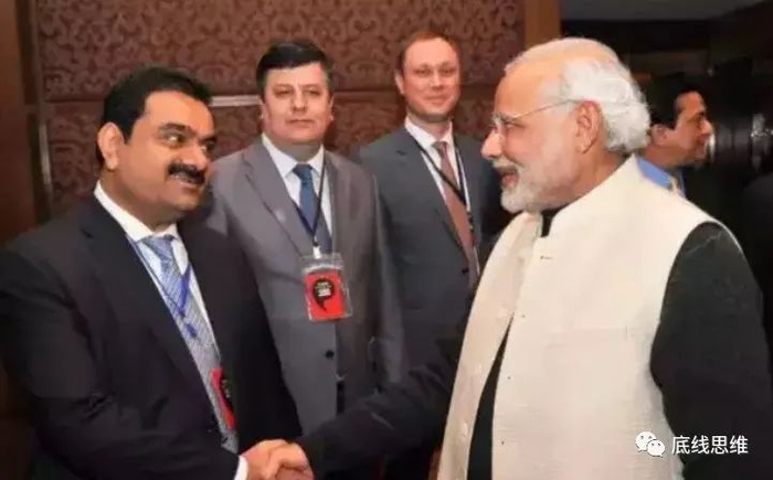 阿达尼（左一）与莫迪，图自“今日印度”。