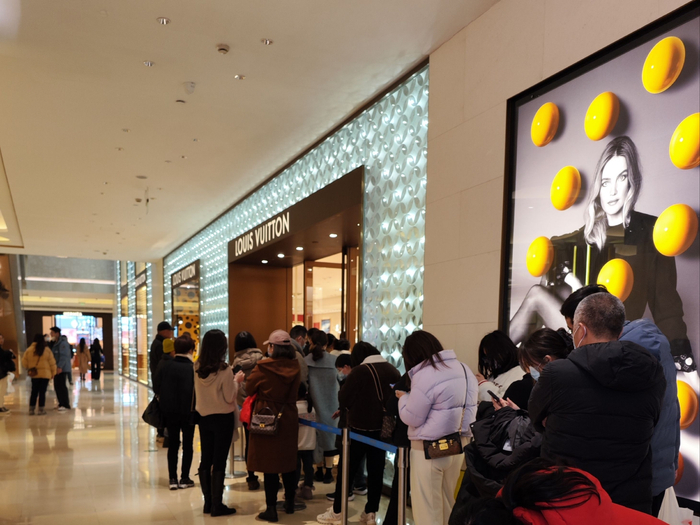 LV苏州美罗百货店的门口大排长龙 澎湃新闻记者 汪琦雯 摄