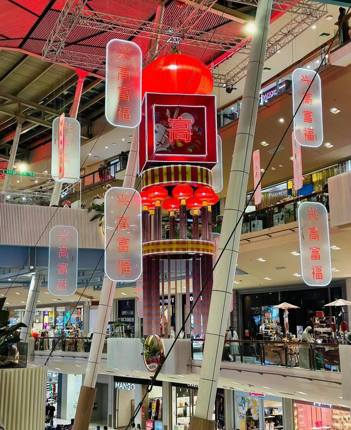 春节期间，在普吉岛最大的购物商场里，挂满了红灯笼。受访者供图