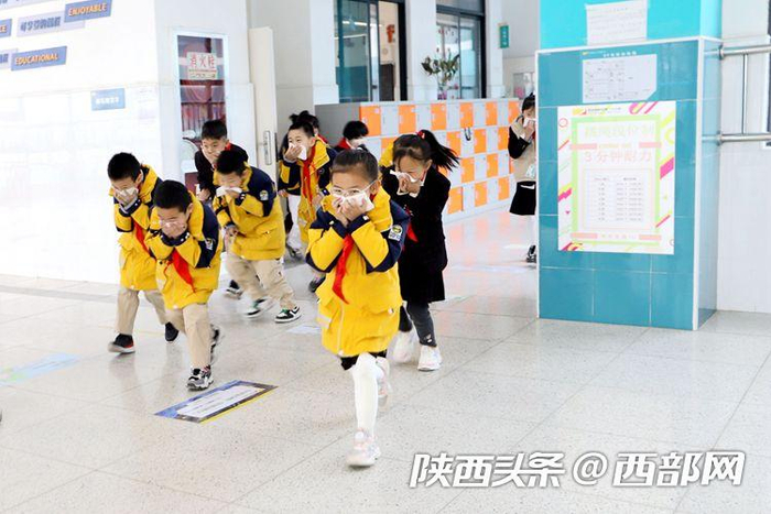 西安高新区第二十小学在学生返校上课第一天组织开展消防疏散演练。