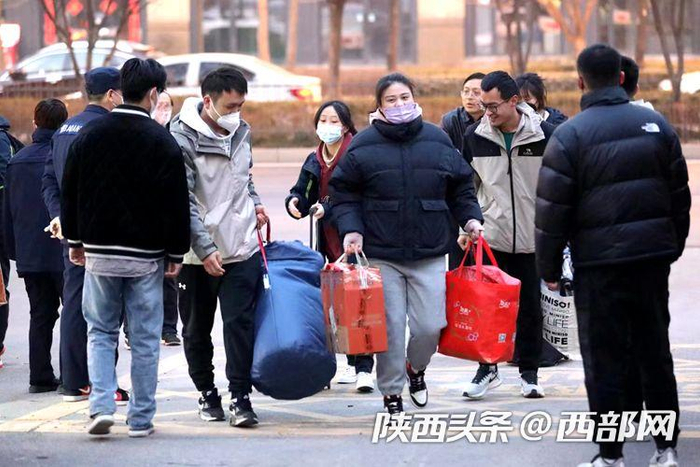 西安曲江二中学生返校上课。