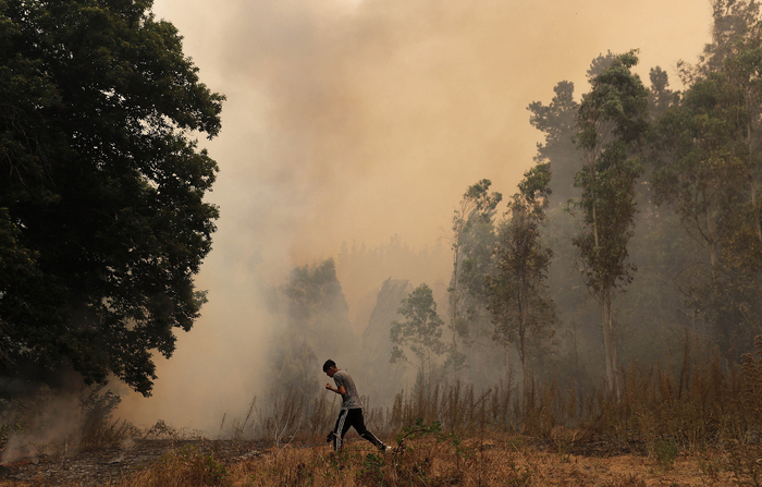 当地时间2023年2月3日，智利，Santa Juana发生火灾，一名男子在灭火。