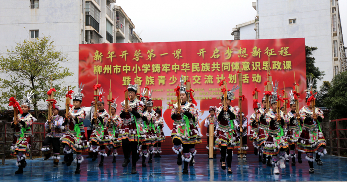 学生们进行芦笙表演、侗族大歌演唱等展示。覃伟立 摄 