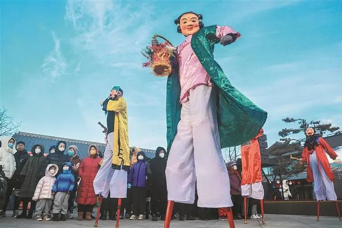 △传统高跷秧歌扭出十足年味。（大连新闻传媒集团记者王华 摄）