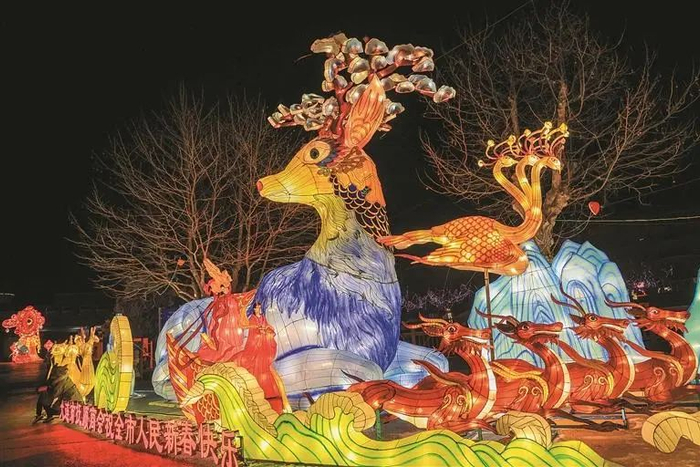 △老虎滩海洋公园的新春花灯点亮了整个海洋世界，“山海经”主题灯盏引人入胜。（大连新闻传媒集团记者王华 摄）