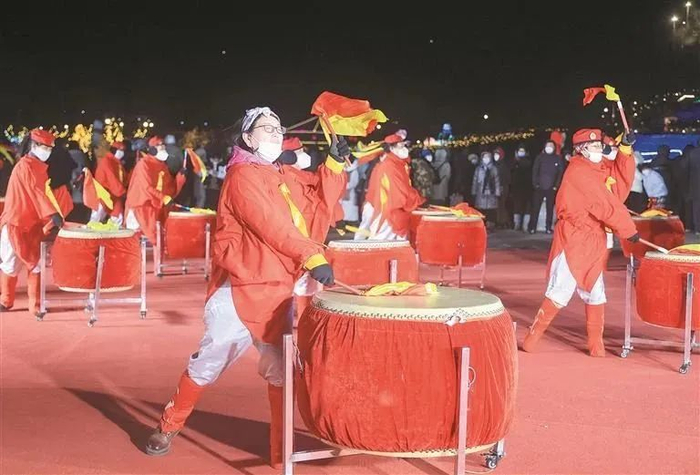 △威风大鼓敲出新春欢乐的舞步。（大连新闻传媒集团记者王华 摄）