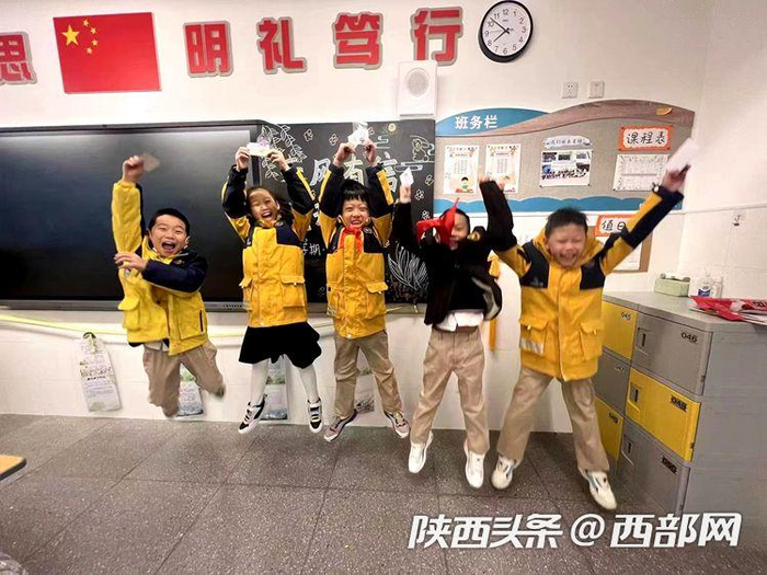 西安高新区第二十小学三年级将春天的花朵制作成标本书签，送给孩子们。