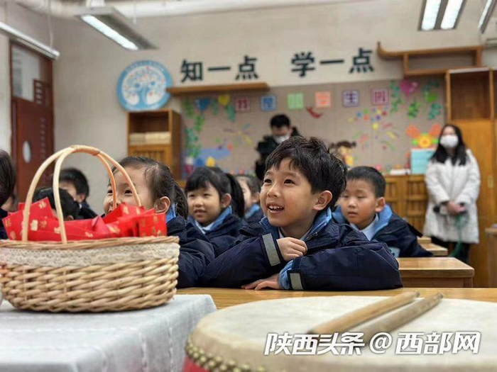 西安后宰门小学一年级智慧树班学生聆听开学第一课。
