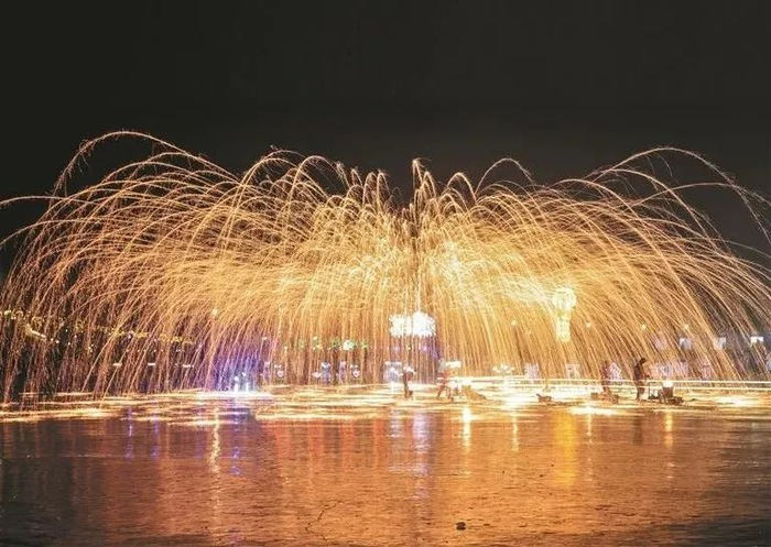 △“铁花飞雨”壮观景象引起观众阵阵掌声。（大连新闻传媒集团记者王华 摄）