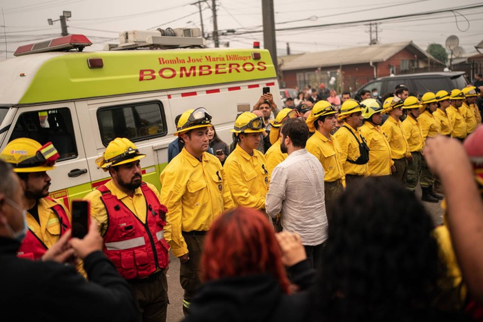 当地时间2023年2月5日， 智利总统加夫列尔·博里奇抵达比奥比奥大区，慰问消防员。