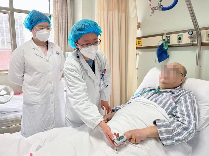 出院前，医务人员为患者赵先生测量氧饱和。