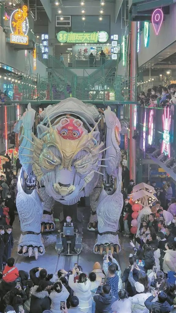 △网红“巨熊北北”穿上了节日的新衣。（由受访单位提供）