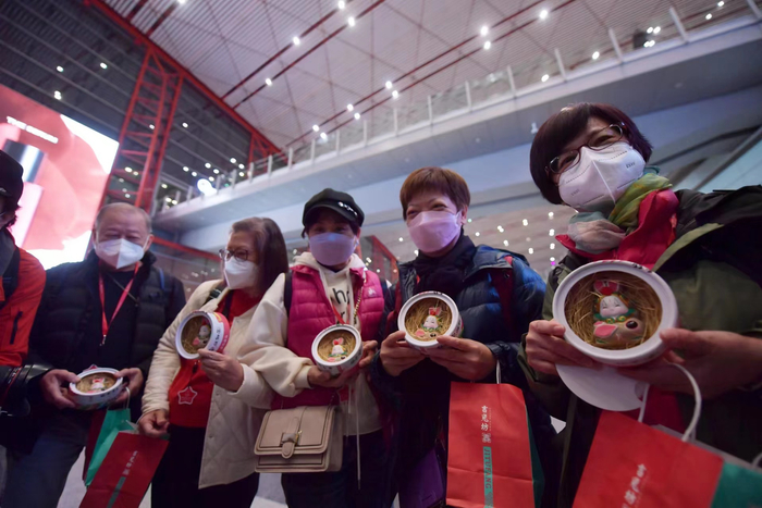 首发团游客展示收到的兔爷手办。新京报记者 李木易 摄 