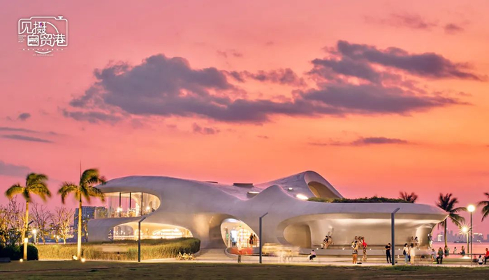 海口湾畔的云洞图书馆。海南日报记者 封烁 摄