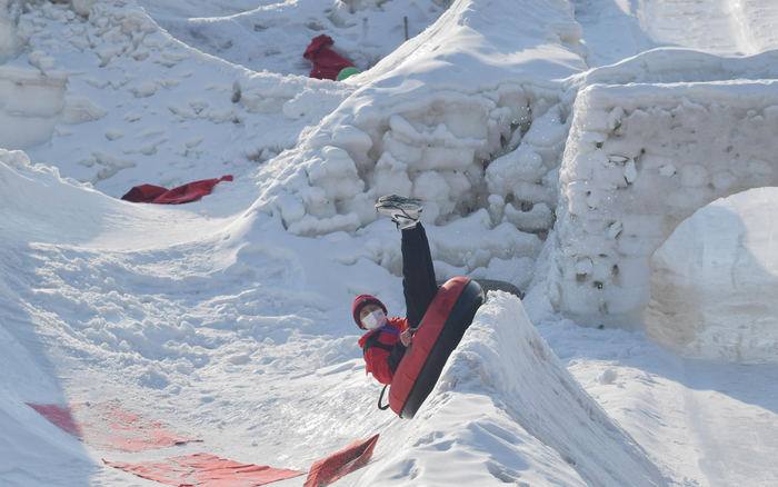 一名学生在体验滑雪圈。 新京报记者李木易 摄