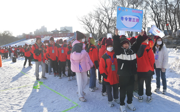孩子们准备体验冰雪项目。 新京报记者李木易 摄