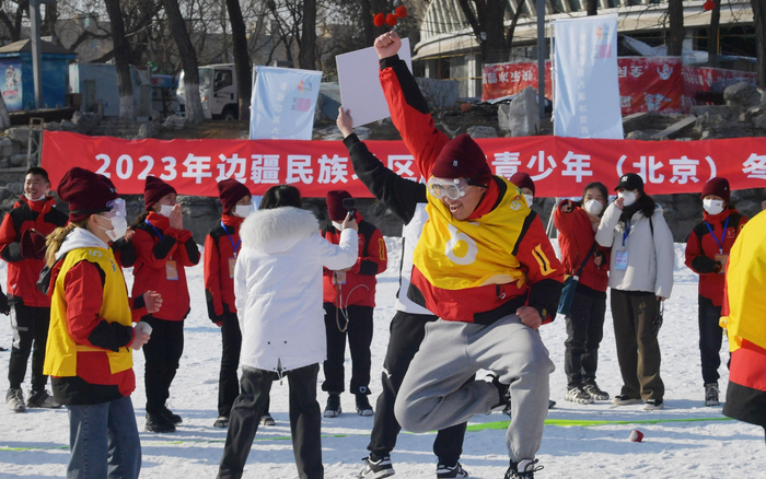 赢得比赛的同学在欢呼。 新京报记者李木易 摄