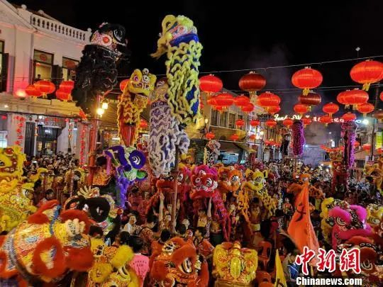 资料图：2019年2月20日，马来西亚马六甲鸡场街上华人舞狮闹元宵。
