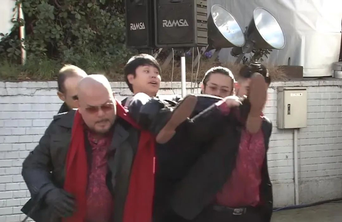 有时候能拿到礼物的幸运儿并不一定是自愿的