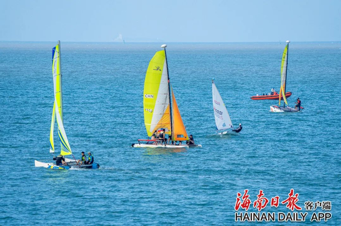 在海口帆船帆板训练基地，游客市民享受海上运动。海南日报记者 袁琛 摄