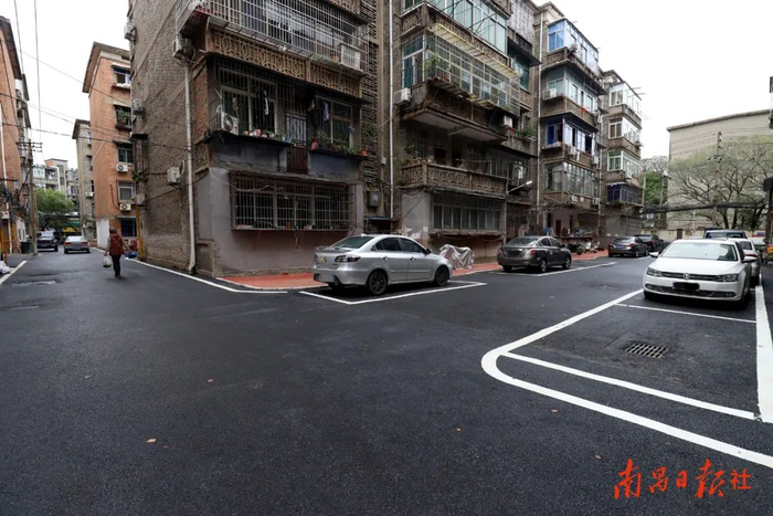 青山湖区半边街社区改造后，机动车有序停放