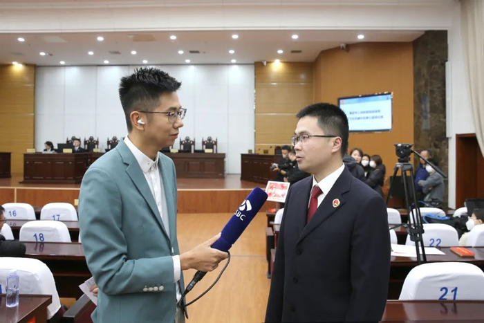 检察官向当地媒体介绍办案情况