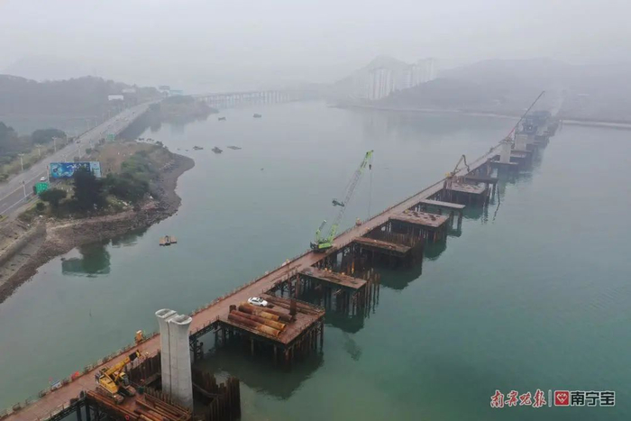 施工中的西湾跨海双线特大桥  通讯员 张帅 摄