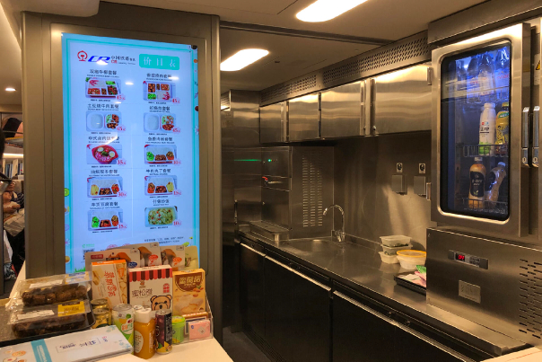 除了盒饭，高铁餐车还售有各式酒水、零食和扑克等产品 / Wikipedia Commons