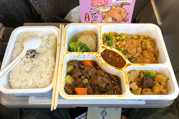 走了很久才来到乘客面前的盒饭，可能色香味俱失 / Wikipedia Commons