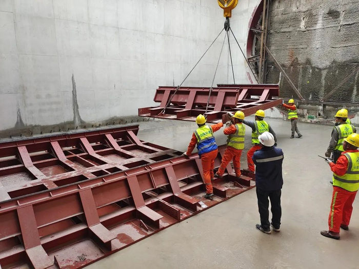 轨道交通15号线二期曾家车站盾构左线托架安装中 来源：重庆住建