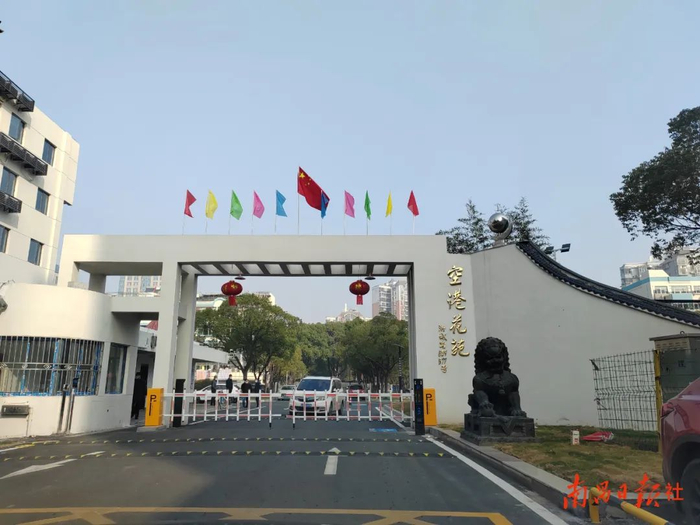 西湖区空港花苑小区大门换新