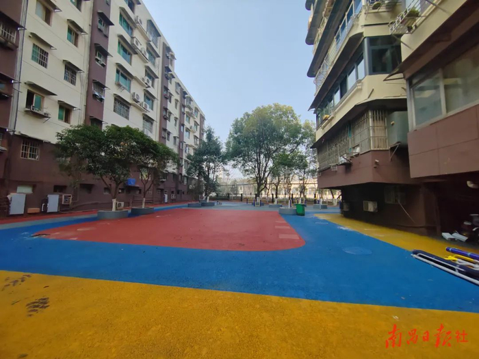 青山湖区湖畔明珠苑小区路面提升