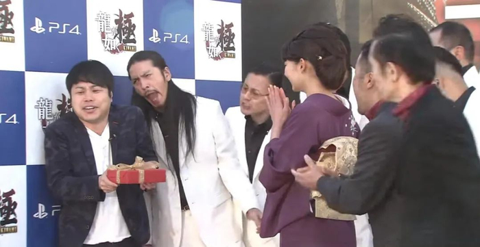 黑帮喽啰演员的敬业表演也是加分项