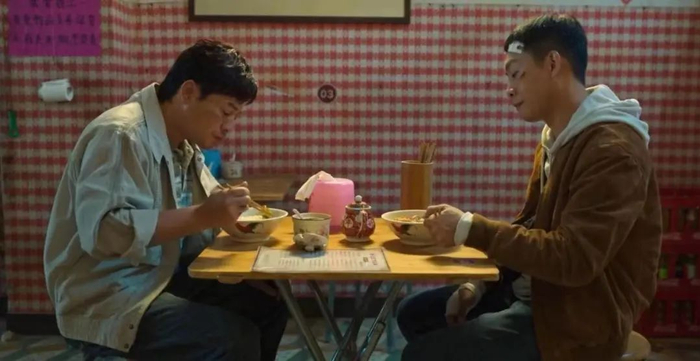 《狂飙》两位主角吃“猪脚面”。《狂飙》截图