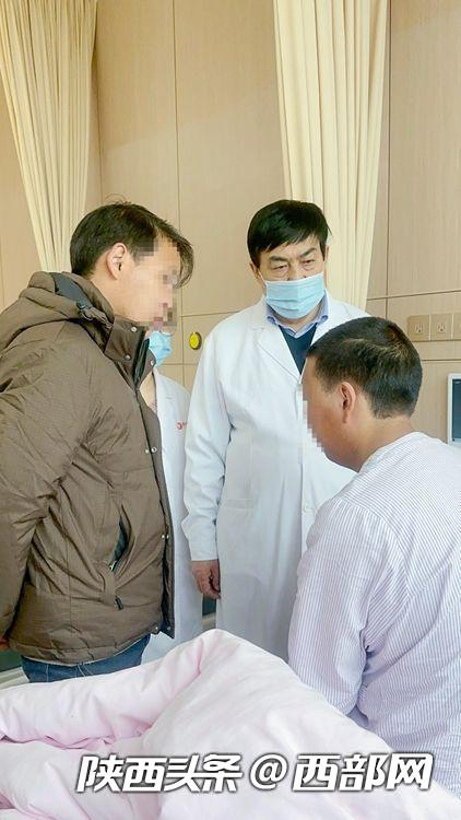 郭树忠教授查看扎西（化名）术后皮肤扩张器情况。