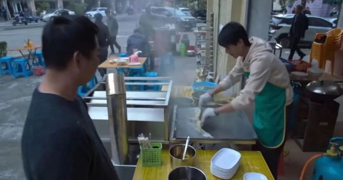 路边小吃摊摊主在制作肠粉。《狂飙》截图