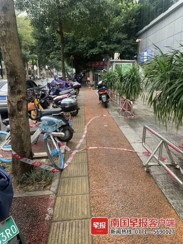 ▲何女士家楼下，物管拉的警戒线已被扯开。